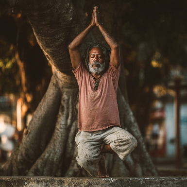 Grupo de adultos mayores disfrutando de una sesión de yoga al aire libre